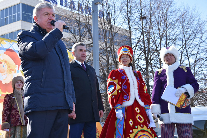 На трех челнинских площадках организовали Масленицу