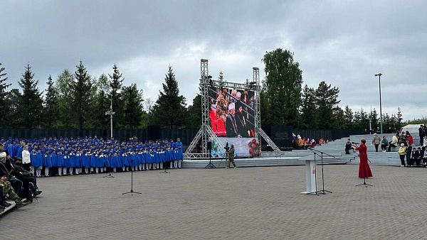 На 80-летии Победы в Набережных Челнах выступает хор из 300 учеников