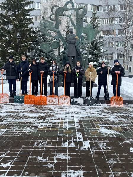 Школьники помогают очистить город от снега