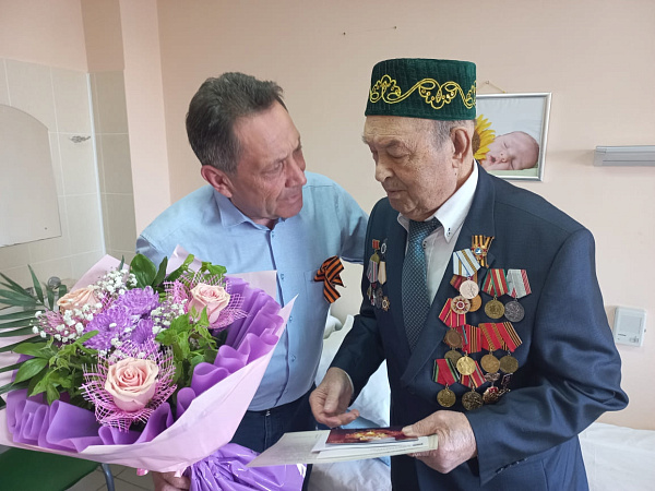 Бөек Ватан сугышы ветеранына бүләкләр тапшырдылар