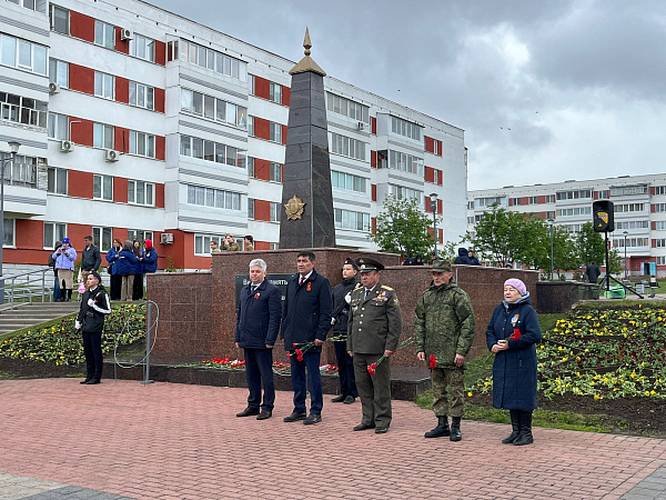 Жители Автозаводского района возложили цветы к обелиску Славы войнам