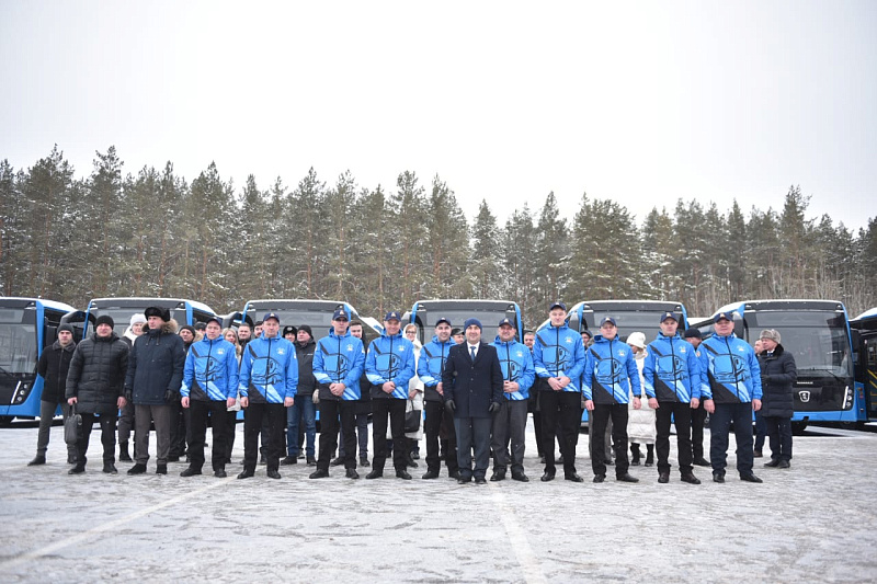 Рустам Минниханов передал новые автобусы большой вместимости Челнам