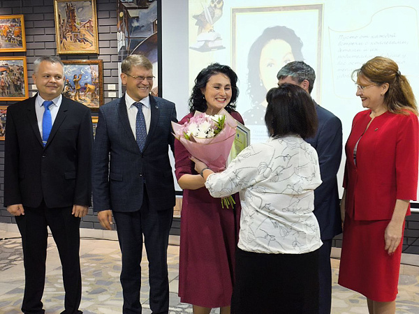 Фотографии лучших челнинских педагогов представлены общественности
