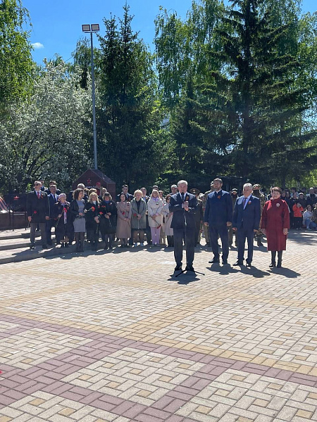 Наил Мәһдиев мәктәп турларында җиңүчеләрне бүләкләде