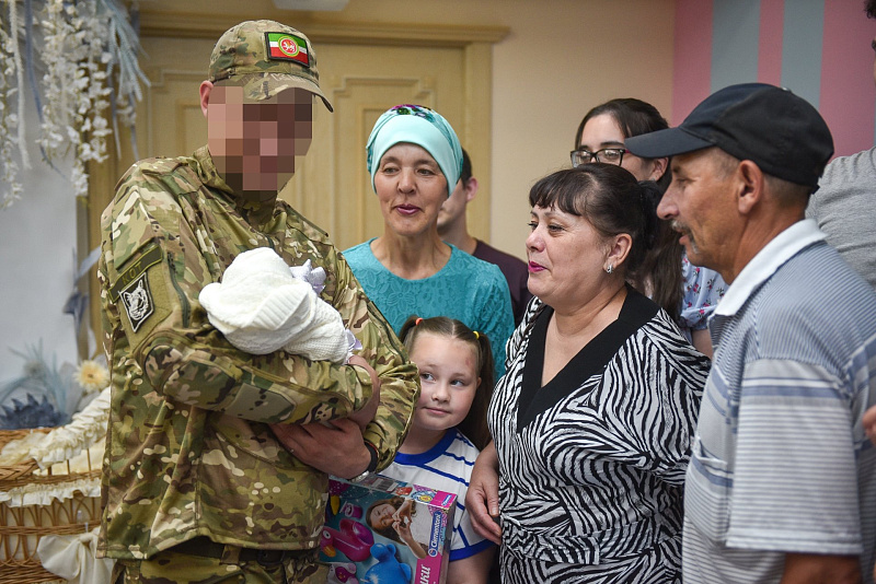 Фарид Салахов поздравил военнослужащего с рождением наследника