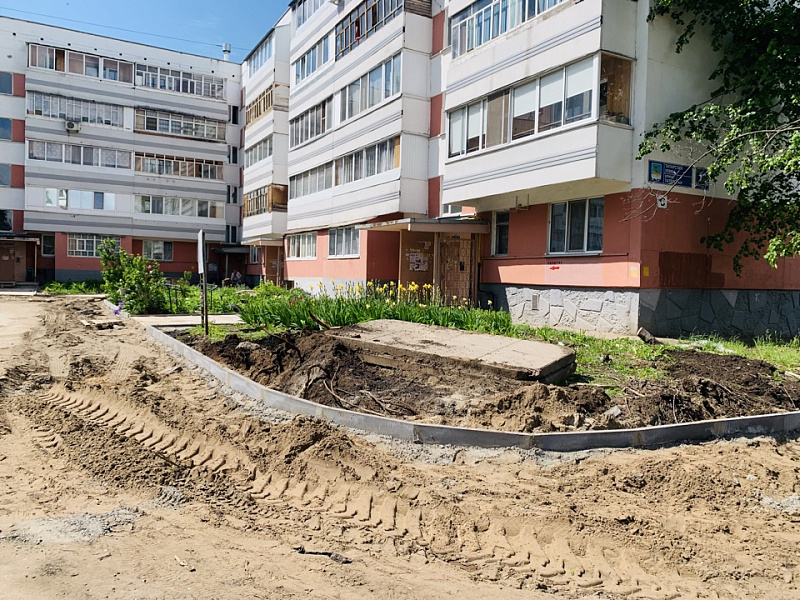 Глава Автозаводского района проконтролировал благоустройство по программе «Наш двор»