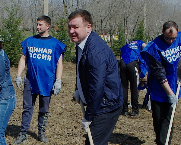 К субботнику присоединились городские предприятия