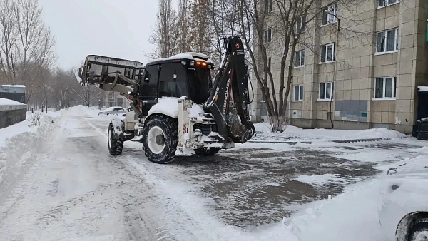 В Набережных Челнах продолжается работа по очистке дорог от снега