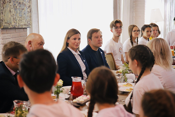 Шәһәр җитәкчелеге һәм шәһәр укучылар Советы "Эшлекле иртәнге ашта" булды