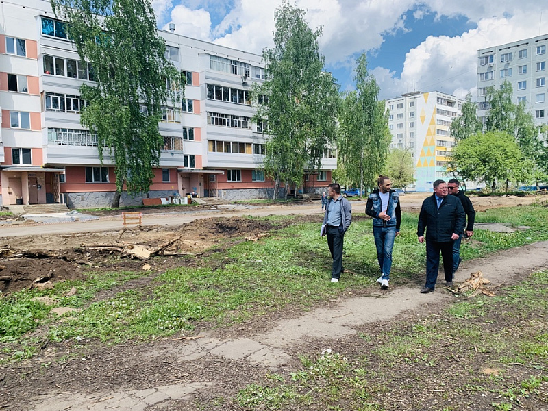 Глава Автозаводского района проконтролировал благоустройство по программе «Наш двор»