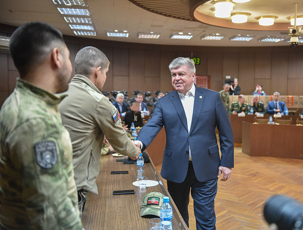 Мэр города встретился с военнослужащими, находящимися в отпуске