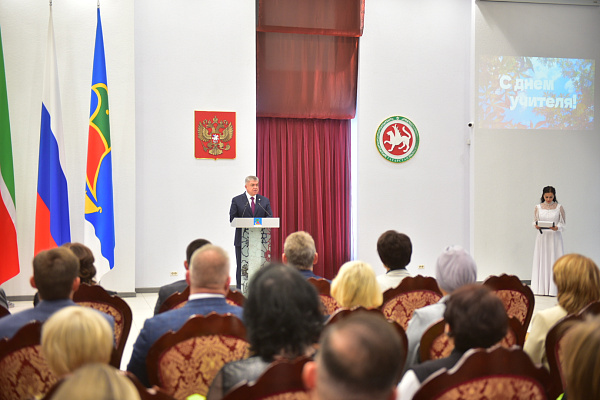 Чаллы хакиме Наил Мәһдиев педагогларны һөнәри бәйрәмнәре белән котлый