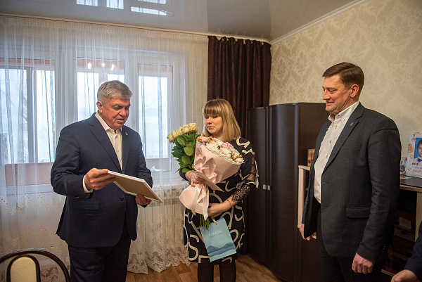 Наил Мәһдиев хәрби хезмәткәрнең хатынын улы тууы белән котлады