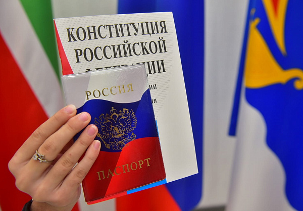 Фарид Салахов вручил паспорта юным челнинцам