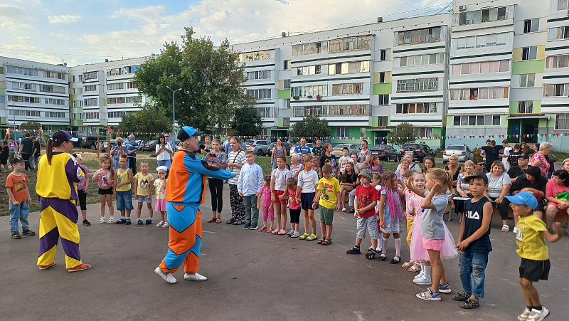 Председатель ТОС 50 комплекса вручила благодарственные письма жителям