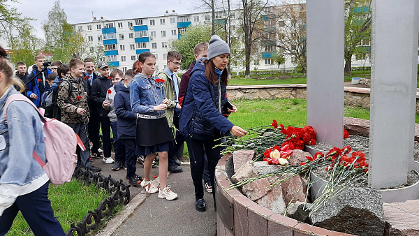 В Комсомольском районе возложили цветы у стелы воинам-интернационалистам