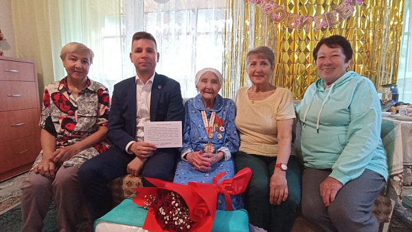 Глава Комсомольского района поздравляет ветерана с юбилеем