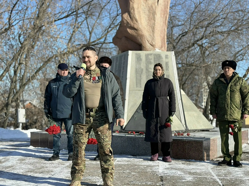 Студенты колледжей и ученики гимназий отдали дань уважения защитникам Отечества