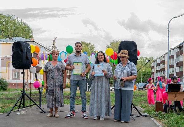 Челнинцы поддерживают своих соседей: на праздниках двора вручаются сертификаты первоклассникам
