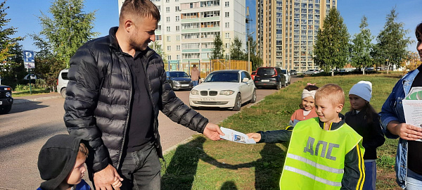 Дошкольники учат правилам дорожного движения водителей